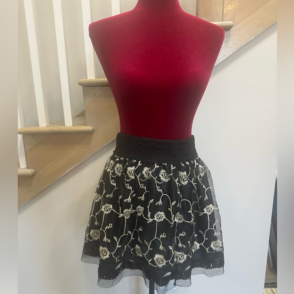 Coco + Carmen Black and Cream Floral Mini Skirt